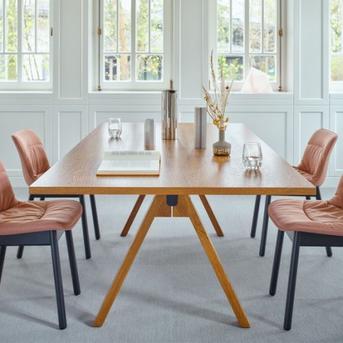 Viga Meeting Table Natural Oak Baltic with soft duo fabric
