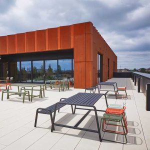 Osti Table and chairs in an outdoor area